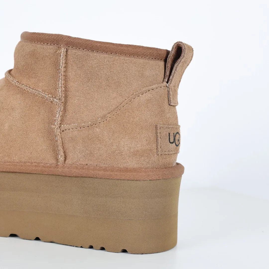 Pick up locally 💰560 Core recommended good price In the new year, uug launched a series of styles, which are partially geared towards the preferences of young consumers and have also moved to the forefront of fashion trends. Shoe body material: water-repellent coated suede upper, 17mm UGGPURE™ implantable wool insole, lightweight non-slip and comfortable rubber outsole, with brand LOGO and trademark, with full packaging Size: 35 36 37 38 39 40